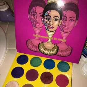 😍JUVIAS MASQUERADE PALETTE